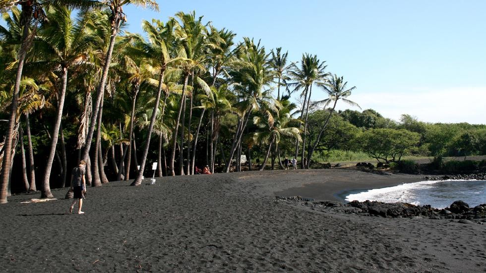  Cát bãi biển Punalu'u tại Hawaii, Mỹ mang màu đen lạ kỳ bởi nó được hình thành do tác động của đá bazan và dung nham của núi lửa trên đảo.    